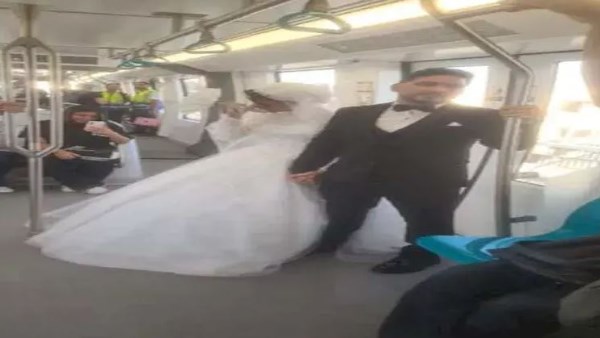 مشهد خطف الأنظار.. عروسان يختاران المونوريل لبداية حياتهم| القصة الكاملة