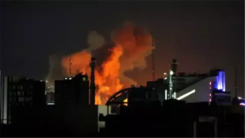 التلفزيون الإيراني عن الحرس الثوري: استهدفنا مواقع تابعة للجيش الأمريكي في المنطقة ردا على ضرب جزيرة سيريك
