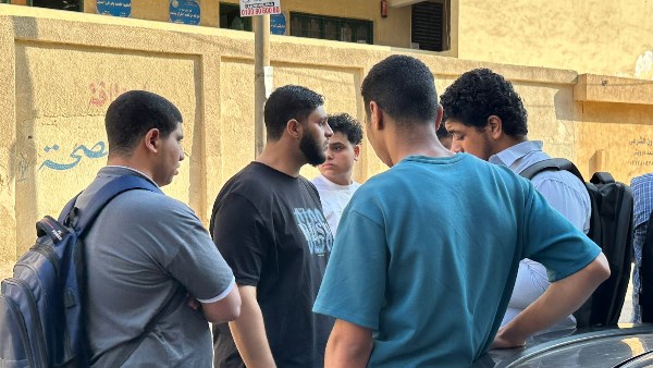طلاب الثانوية الأزهرية بمصر الجديدة يراجعون القرآن قبل الامتحان
