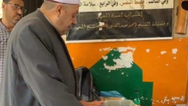 وكيل الأزهر يرمي علبة سجائر خاصة بطالب أثناء جولته على امتحانات الثانوية بمصر الجديدة