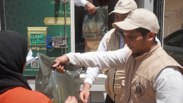 بيت الزكاة ينتهي من توزيع لحوم الأضاحي على الأُسَر المستحقة في الصعيد