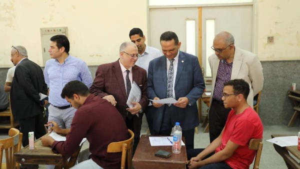 نائب رئيس جامعة الأزهر يتابع سير الامتحانات بعلوم بنين ويتفقد أعمال التطوير بطب الأسنان
