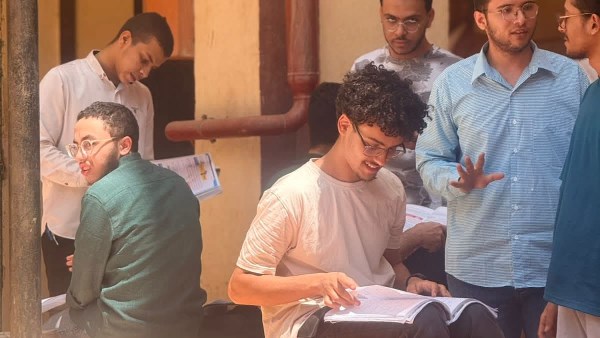 أجواء من التركيز والهدوء.. طلاب الثانوية الأزهرية يدخلون لجان امتحان النحو
