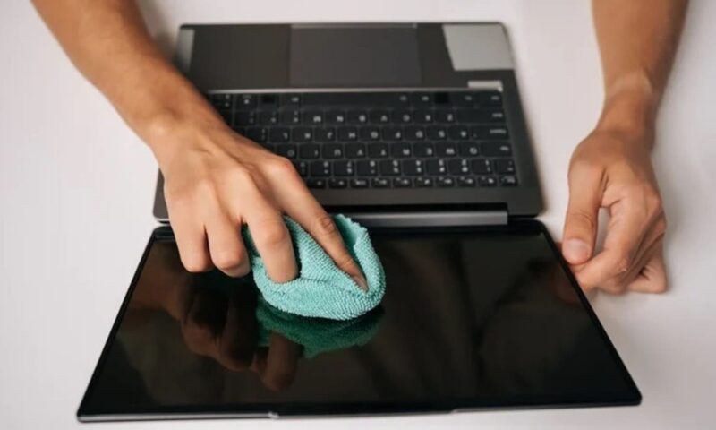 خطأ شائع يُتلف شاشتك.. لماذا لا يجب استخدام منظف النظارات لتنظيف شاشة الكمبيوتر؟