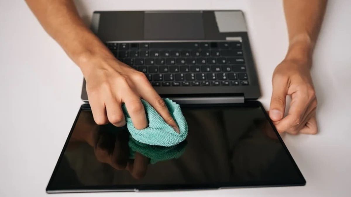 خطأ شائع يُتلف شاشتك.. لماذا لا يجب استخدام منظف النظارات لتنظيف شاشة الكمبيوتر؟