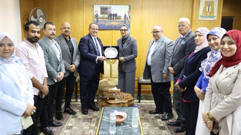 محافظ الوادي الجديد تبحث مع نقيب المهندسين جهود دعم التحول الرقمي