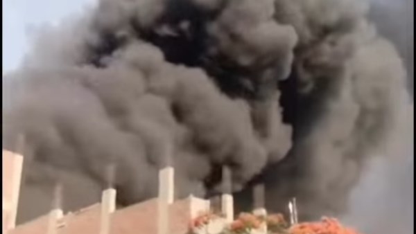 الدخان ملأ السماء.. حريق هائل يلتهم مركز صيانة سيارات في منيل شيحة