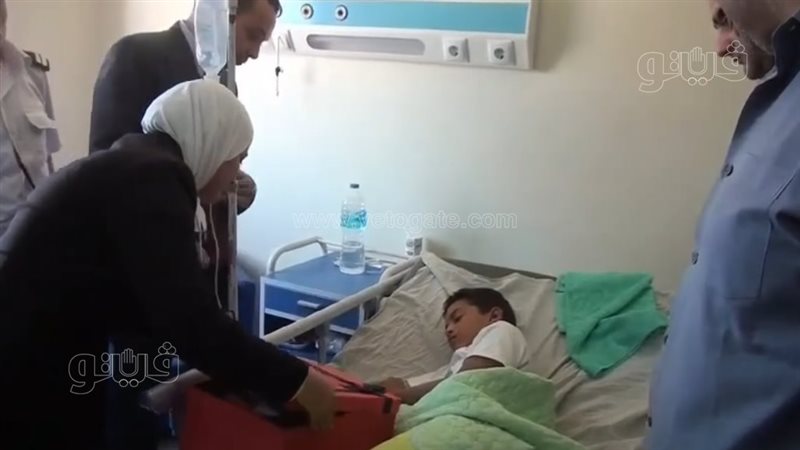 بعد تعرضه للتعذيب، وفد من النيابة يزور الطفل عبد الله بمستشفى أشمون ويقدم له هدايا (فيديو)