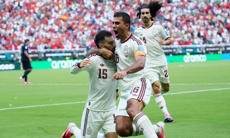 إسبانيا تهزم الأوروغواي وتحسم صدارة مجموعتها بكأس العالم