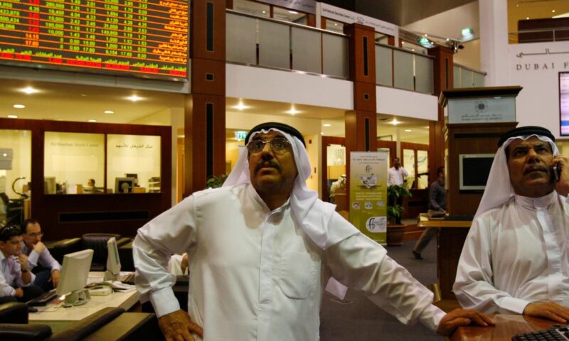 أسواق الخليج تتراجع مع انخفاض النفط وتوقعات رفع الفائدة الأميركية