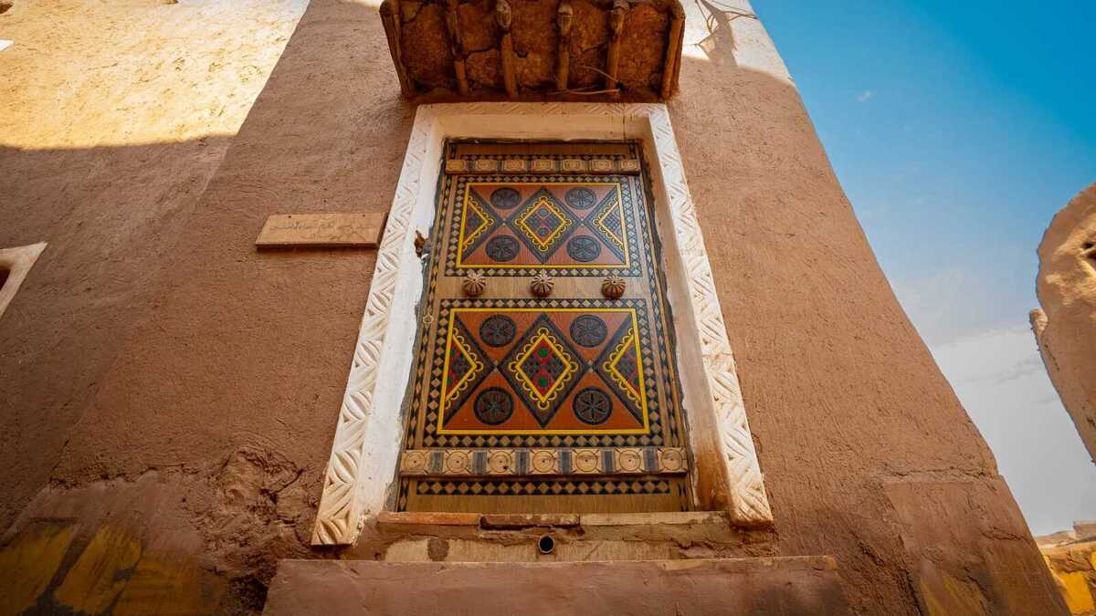 “وِرث” يطلق برنامجاً لإحياء فن صناعة الأبواب النجدية