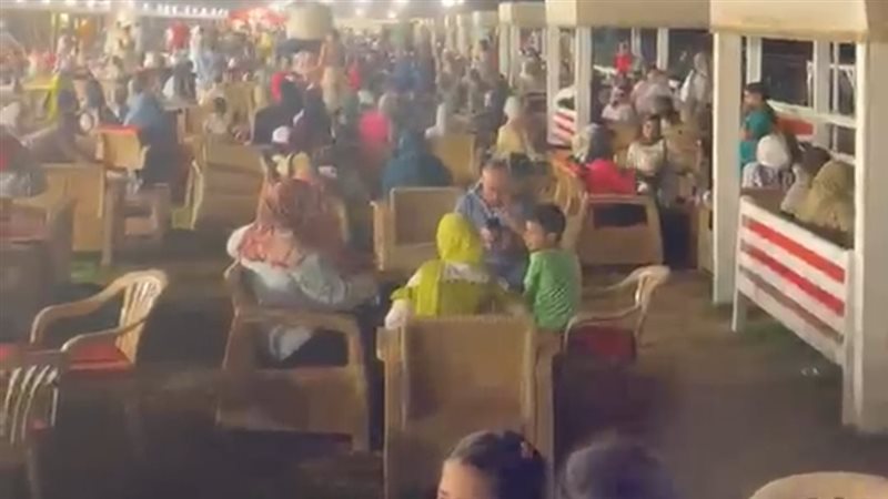 على أنغام العندليب، طلاب الشهادة الإعدادية يحتفلون بالنجاح على شواطئ الإسكندرية (فيديو)