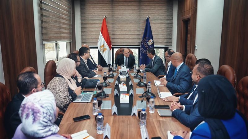 رئيس هيئة الدواء المصرية يبحث تعزيز توطين الصناعة ونقل التكنولوجيا