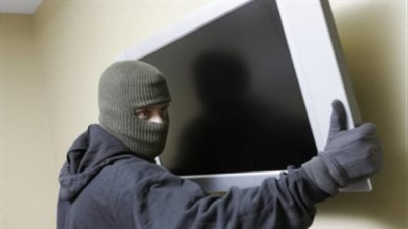 حاميها حراميها، تفاصيل سرقة 3 أفراد أمن لشاشات استاد القاهرة وقرار من النيابة