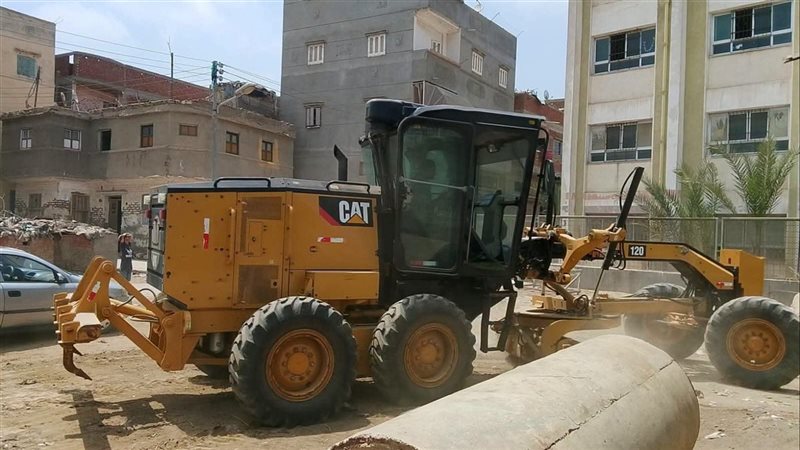 حملات مكثفة لتمهيد الطرق وتسهيل حركة المرور في قرية الشعراء بدمياط