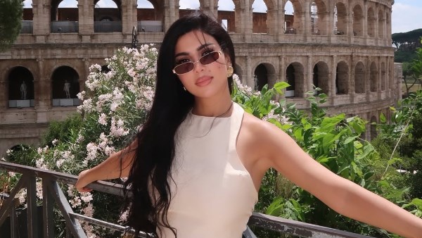 كارولين عزمي تسخر من بورتريه رسمه لها معجب: ابقى ارميه