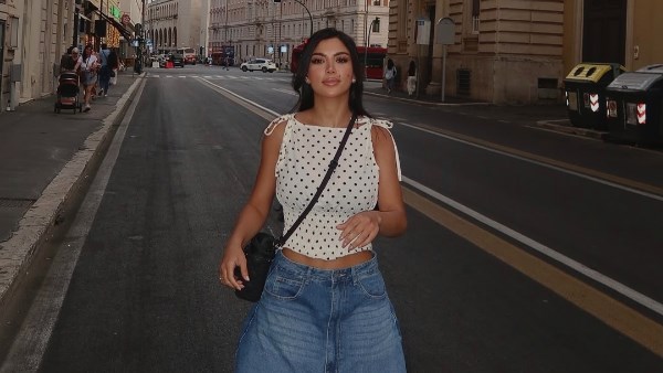 كارولين عزمي تخطف الأنظار بإطلالة جذابة
