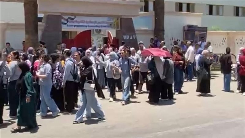 فرحة طلاب الثانوية العامة في الأقصر لسهولة امتحاني الدين والتربية الوطنية (صور)
