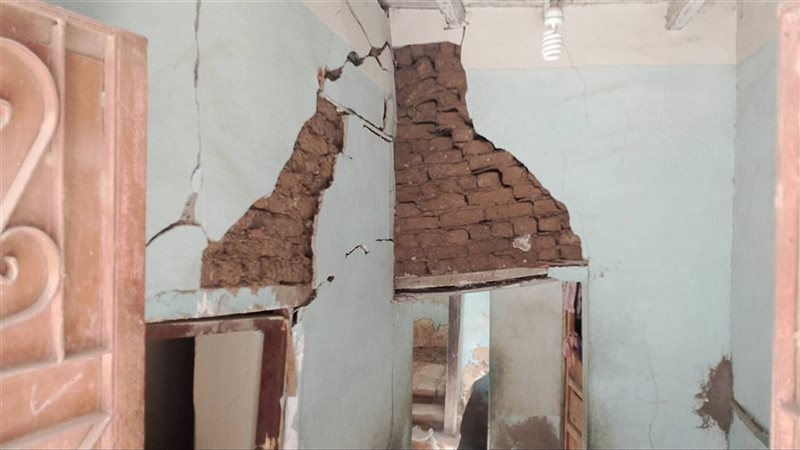 إخلاء عقار متصدع من السكان في المنيا (صور)