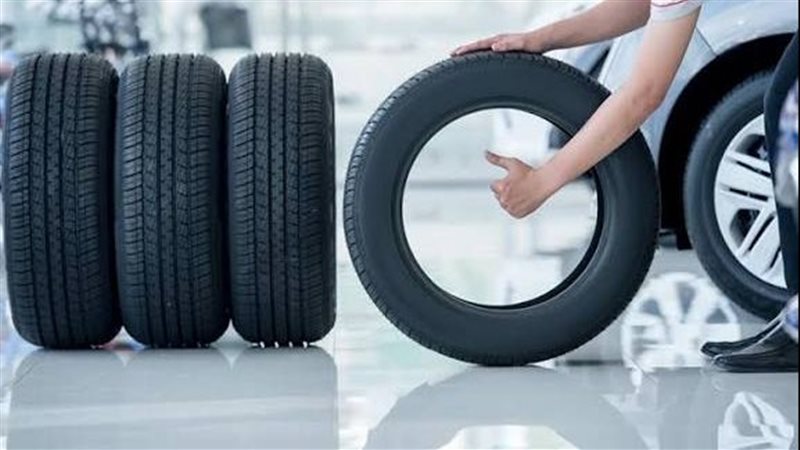 ماذا تفعل إذا تلف إطار سيارتك على الطريق؟