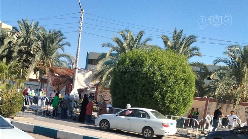 تحت أشعة الشمس الحارقة، أولياء الأمور يساندون طلاب الثانوية العامة أمام اللجان بالوادي الجديد
