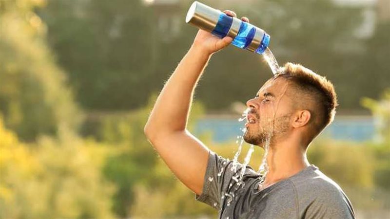 الصحة تدعو لتجنب الشمس والإكثار من المياه للوقاية من الإجهاد الحراري
