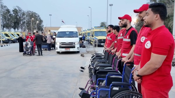 الهلال الأحمر المصري يطلق قافلة “زاد العزة” الـ 210 لدعم الأشقاء في غزة