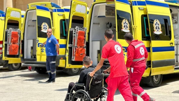 فوج جديد من الفلسطينيين يغادر عبر معبر رفح البري بعد استكمال علاجهم