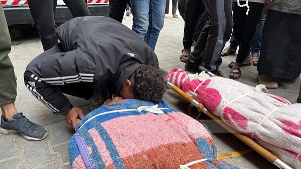 القوات الإسرائيلية تطلق النار قرب مستشفى للأطفال في غزة
