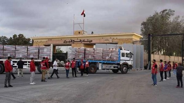 قافلة المساعدات الإنسانية الـ208 تدخل إلى الفلسطينيين في قطاع غزة