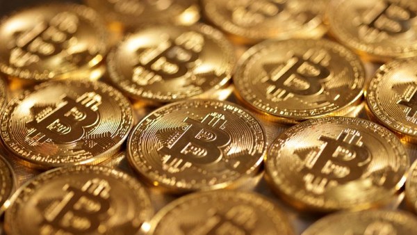 “بيتكوين” تمحو مكاسبها الأخيرة وتهبط لـ61 ألف دولار بفعل توترات الشرق الأوسط