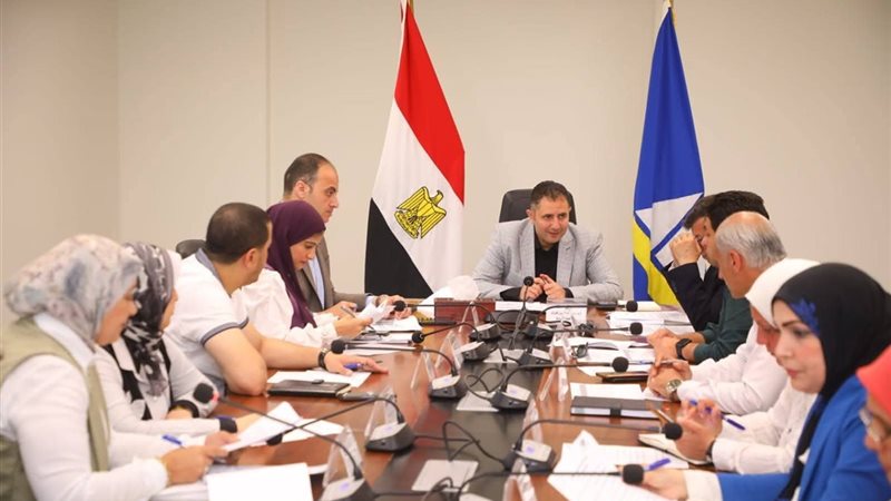 محافظ دمياط يناقش آليات تطوير منظومة الإعلانات وتعظيم مواردها المالية