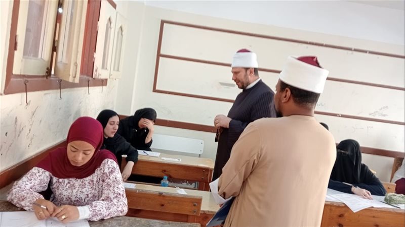 تبكي بسبب وفاة والدها، رئيس منطقة الإسكندرية الأزهرية يعزي طالبة في لجنة الشهادة الثانوية
