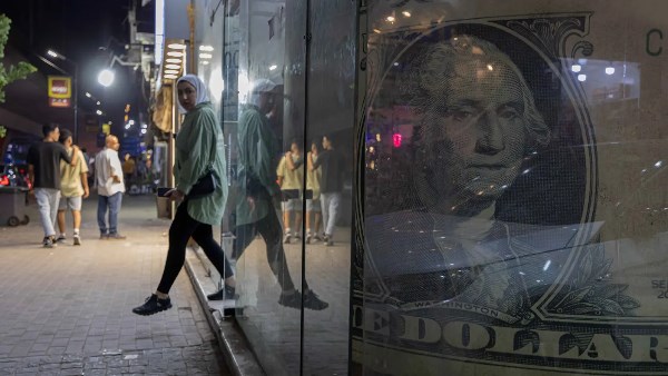 تحويلات المصريين بالخارج.. خطة حكومية طموحة لتجاوز 38 مليار دولار ودعم استقرار الاقتصاد