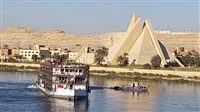 محافظ المنيا يتابع إجراءات تعويم باخرة سياحية تقل 45 مصريًا