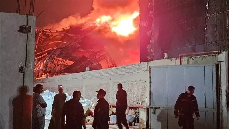 الدفع بـ 15 سيارة إطفاء للسيطرة على حريق مصنع الكيماويات والصابون بطريق أبو زعبل