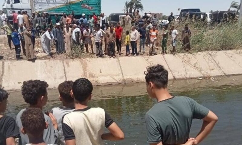 مصرع 13 طفلاً في انقلاب “تروسيكل” بمصر.. والنيابة تحقق