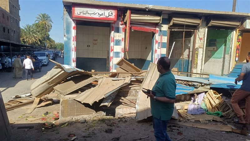 إزالة المحال القديمة بمحيط موقف هو بنجع حمادي تمهيدًا لإنشاء بوابة ودورات مياه (صور)