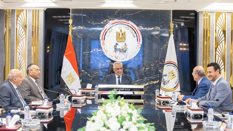 وزير الإنتاج الحربي يتابع الموقف التنفيذي لمشروع تطوير مراكز تجميع الألبان