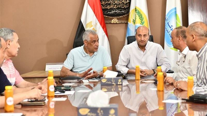 وزير الإنتاج الحربي يتفقد مشروعات حياة كريمة بأسيوط