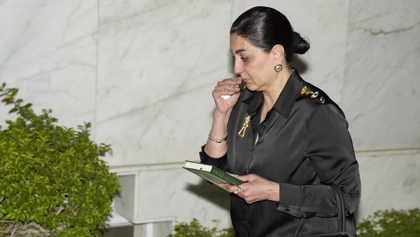أشرف زكي ووفاء عامر.. نجوم الفن يقدمون واجب العزاء في وفاة سهام جلال