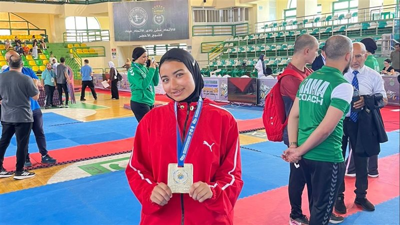 رئيس جامعة القناة يهنئ أريج إبراهيم لحصولها على المركز الثالث في بطولة المتوسط للكاراتيه