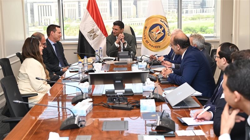 وزير الصناعة يبحث مع شنايدر إلكتريك خطط التوسع في السوق المصري