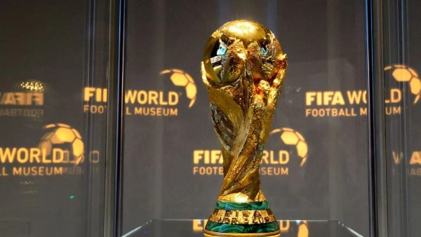 أغرب لقطات كأس العالم.. مدافع زائير يشتت الكرة قبل تنفيذ ركلة حرة