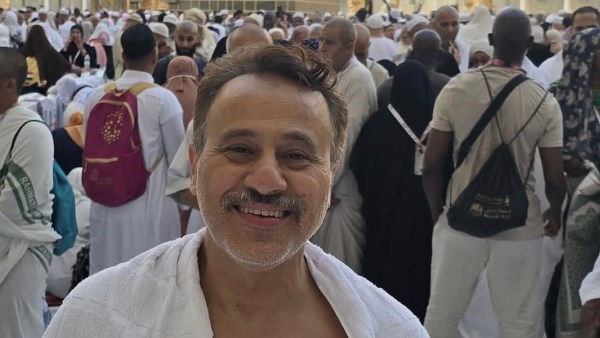 إيهاب فهمي يحتفل بعيد ميلاده من أمام الكعبة: لا توجد بداية أجمل من هذا المكان