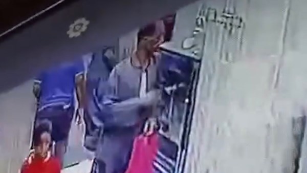 تداول فيديو لشخص يسرق داخل مسجد الساحة بقنا.. ومطالبات بالتحقق من الواقعة