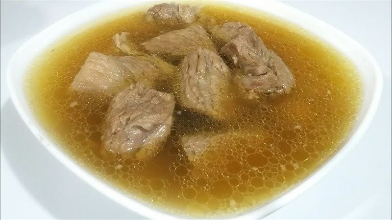 فوائد شوربة اللحم، غنية بالبروتين وتقوي العضلات والمفاصل والمناعة