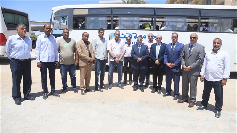 رئيس جامعة قنا يفتتح موقف الأتوبيسات الجديد للعاملين (صور)
