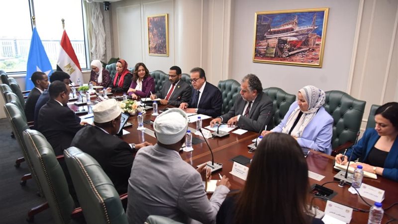 وزير الصحة يبحث مع نظيره الصومالي تعزيز التعاون بالمجال الصحي وتبادل الخبرات