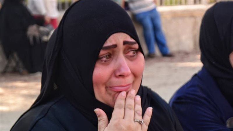دموع ودعوات الأم، ولية أمر تنهار في البكاء مع بدء امتحان اللغة العربية (صور)